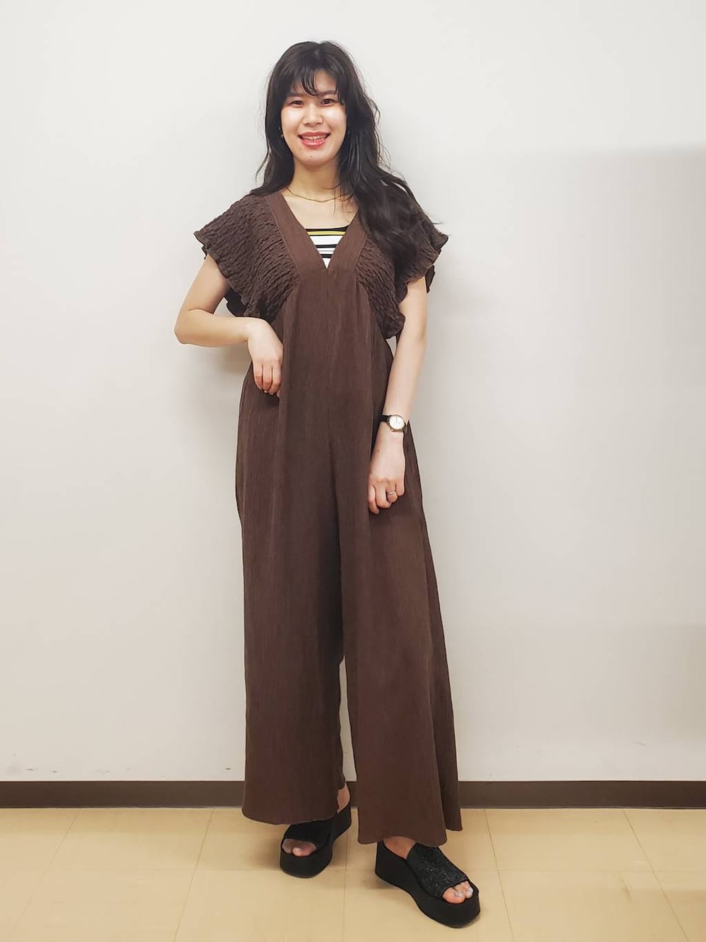 「きれいめ、フェミニン、着痩せ・細見え、高身長、大人女子カジュアル_LOWRYS FARM、骨格ウェーブ、ヘルシー、ガーリー、デート/ロマンティック」｜「LOWRYS FARMのカンドウフィットニットサンダル 283661（サンダル、ブラック系）」を使った、あやかさん（レディース・163cm）の夏コーディネートの1枚目の写真