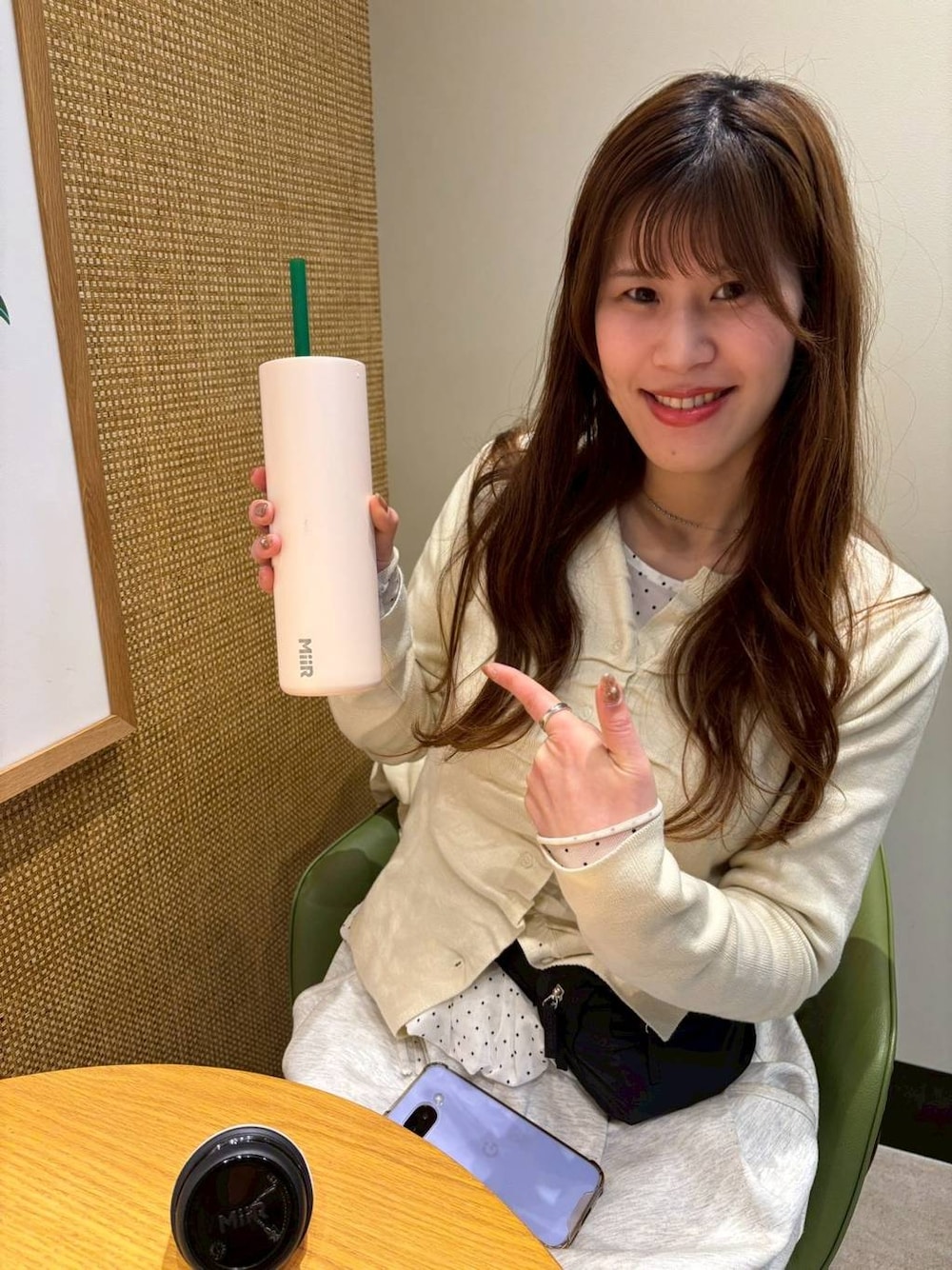 グレー系のスウェットパンツ、ホワイト系のTシャツ/カットソー、ホワイト系のカーディガン/ボレロを着用したレディースの春コーディネートの1枚目の写真