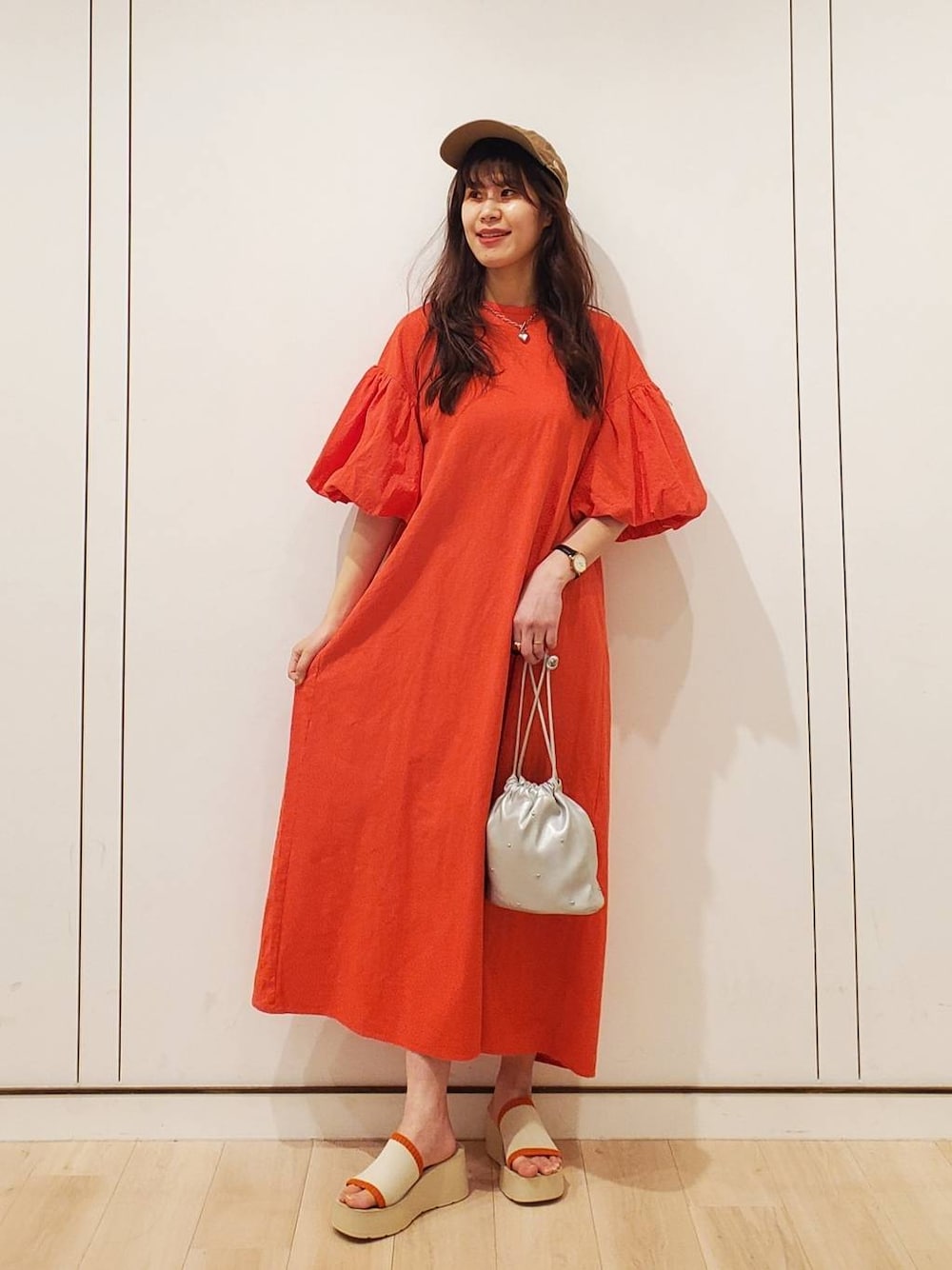 「フェミニン、デート/ロマンティック、ワンピース、大人女子カジュアル_LOWRYS FARM、骨格ウェーブ、高身長、ヘルシー、ガーリー、着痩せ・細見え、きれいめ」｜「LOWRYS FARMのソデバルーンリボンワンピース103837（ワンピース、オレンジ系）」を使った、あやかさん（レディース・163cm）の春コーディネートの1枚目の写真
