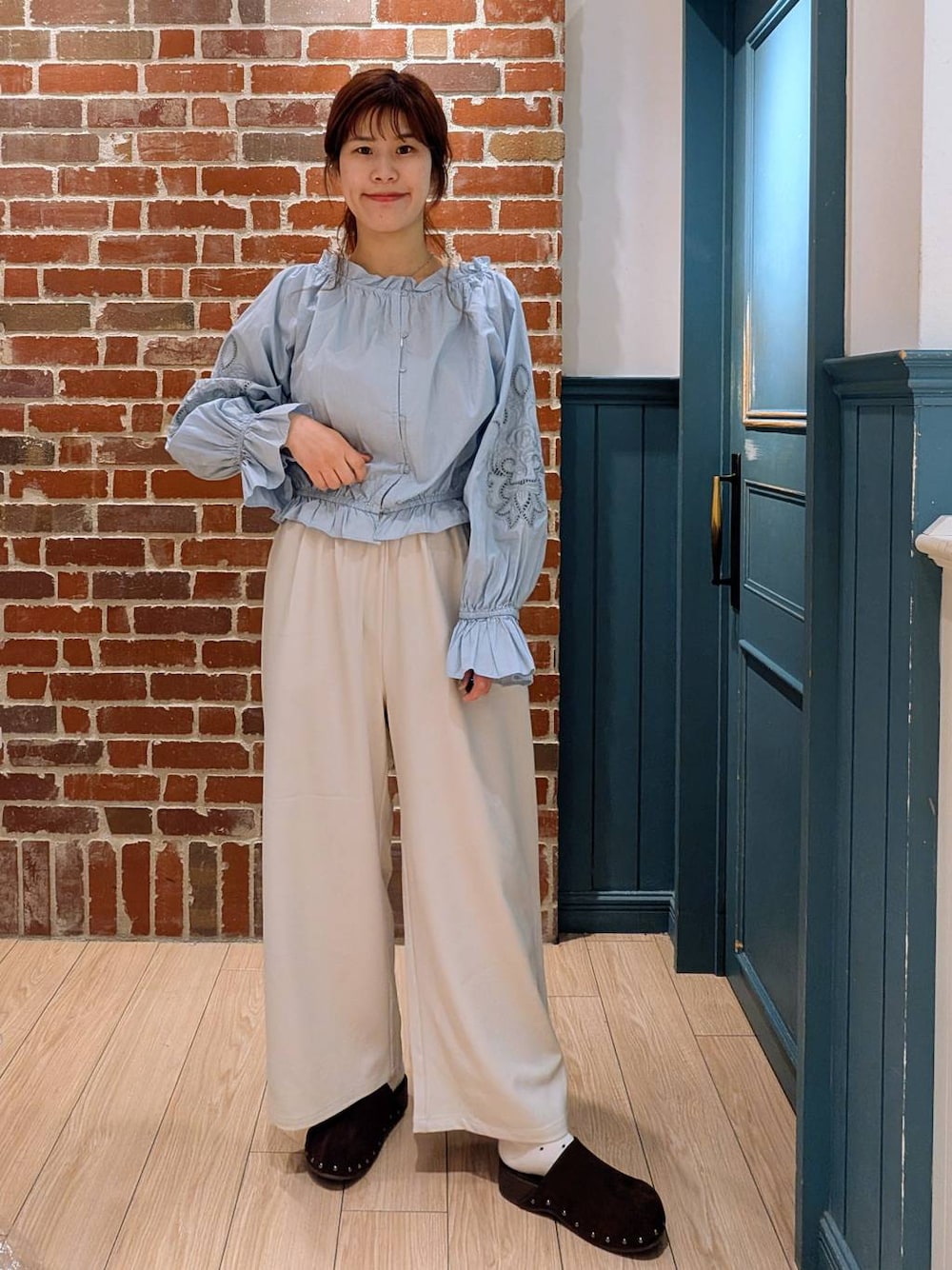 ホワイト系のその他パンツ、ブラック系のサンダル、ブルー系のシャツ/ブラウスを着用したレディースの春コーディネートの1枚目の写真