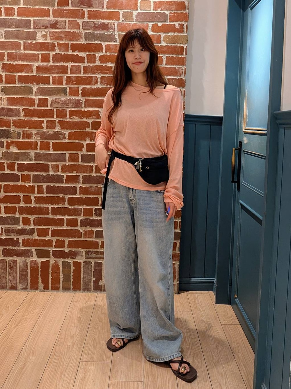 ピンク系のTシャツ/カットソー、ブルー系のデニムパンツ、ブラック系のボディバッグ/ウエストポーチを着用したレディースの夏コーディネートの1枚目の写真