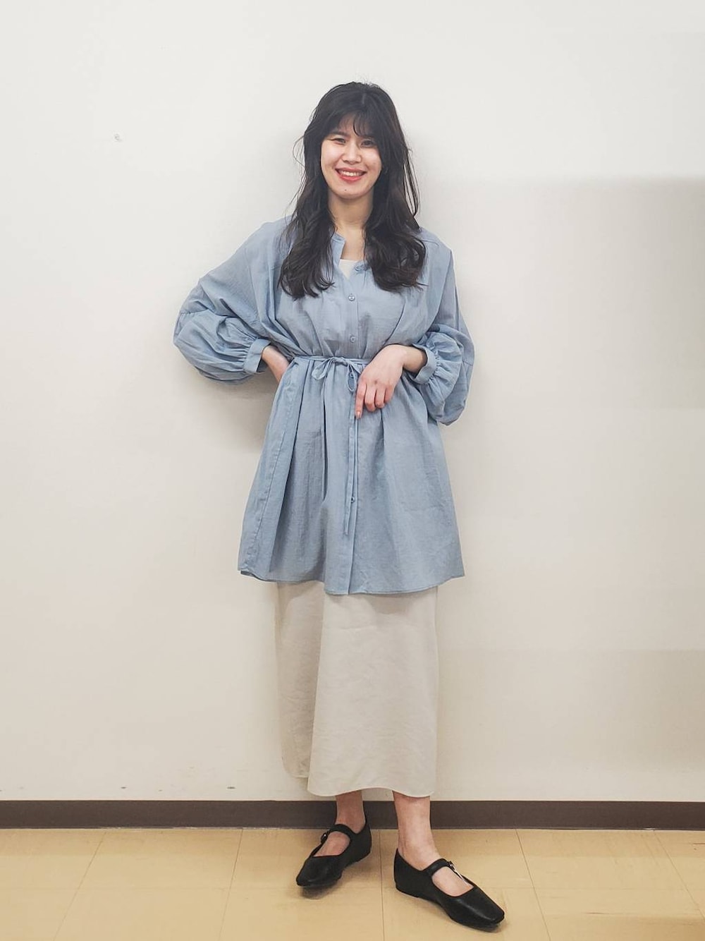 「着痩せ・細見え、きれいめ、フェミニン、デート/ロマンティック、大人女子カジュアル_LOWRYS FARM、骨格ウェーブ、高身長、ヘルシー、ガーリー、キャミワンピース、ブラウス」｜「LOWRYS FARMのスクエアキャミワンピース 272107（ワンピース、ホワイト系）」を使った、あやかさん（レディース・163cm）の春コーディネートの1枚目の写真