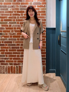 「LOWRYS FARM（ローリーズファーム）のストレッチサテンスカート　 290120（スカート、ホワイト系）」を使った、あやかさん（レディース・163cm）の春コーディネート