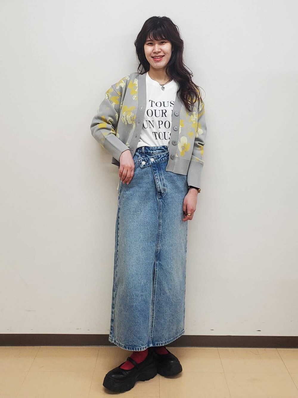 ブラック系のスニーカー、ホワイト系のTシャツ/カットソー、ブルー系のスカートを着用したレディースの冬コーディネートの1枚目の写真