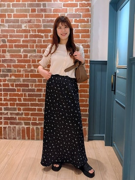 「LOWRYS FARM（ローリーズファーム）のストレッチサテンスカート　 290120（スカート、ブラック系）」を使った、あやかさん（レディース・163cm）の春コーディネート