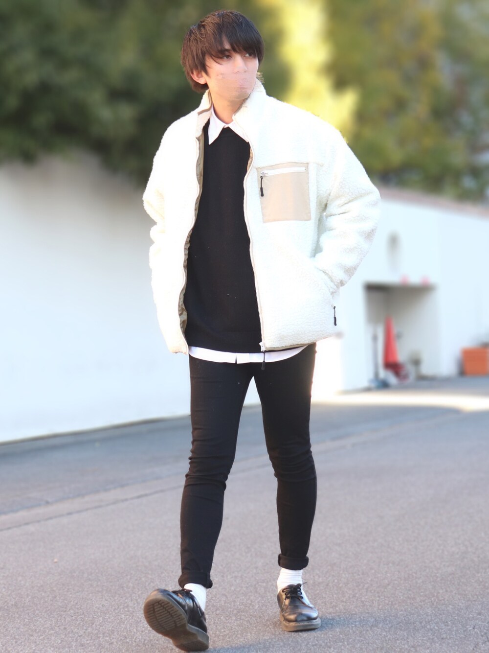 ホワイト系のブルゾン、ブラック系のスウェット、ホワイト系のシャツ/ブラウスを着用したメンズの秋コーディネートの1枚目の写真