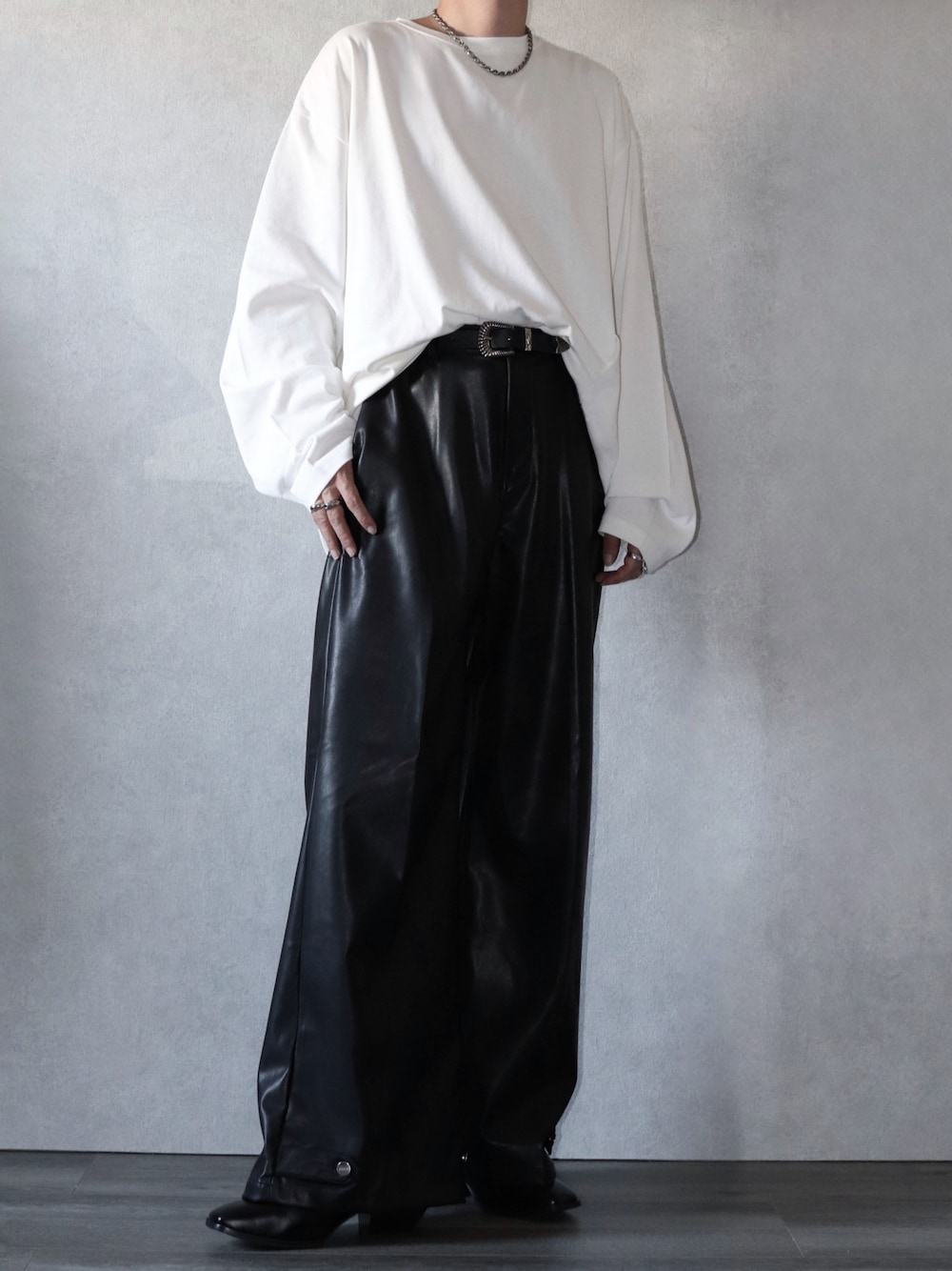 「モノトーン、キレイめ、モード、ヒールブーツ、レザー、レザーパンツ、ロンT、Tシャツ、タックイン、プチプラ、秋コーデ、プチプラコーデ、adrer」｜「ADRERの【24AW】extra quality wide sleeve long-T/エクストラクオリティワイドスリーブロンT（Tシャツ/カットソー、ホワイト系）」を使った、Ryoooさん（メンズ・178cm）の秋コーディネートの1枚目の写真