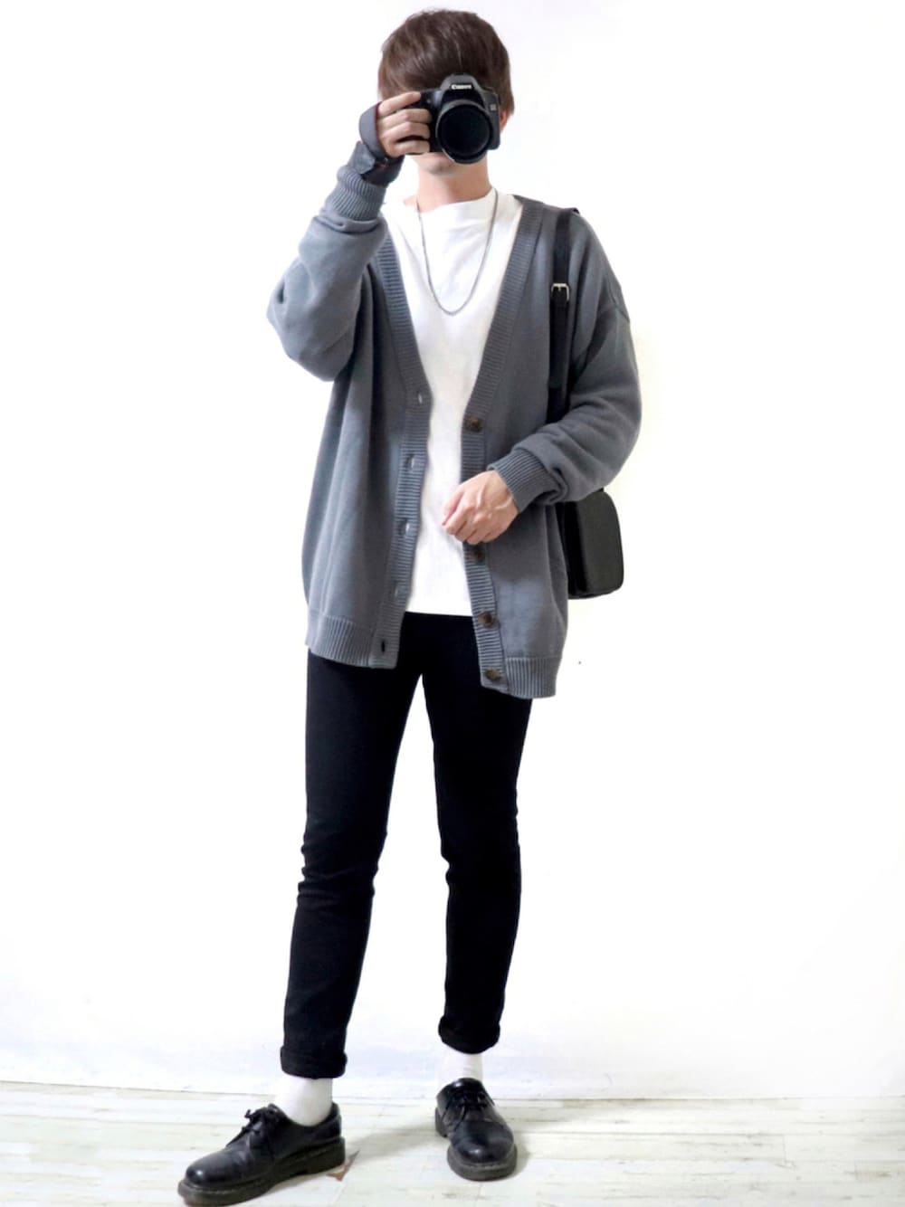 ブルー系のカーディガン/ボレロ、ホワイト系のTシャツ/カットソー、ブラック系のデニムパンツを着用したメンズの秋コーディネートの1枚目の写真