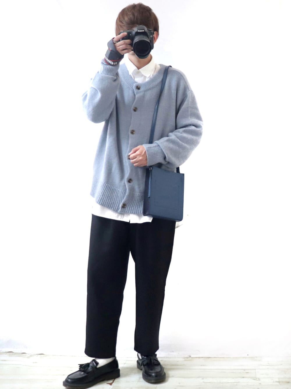 ブルー系のカーディガン/ボレロ、ホワイト系のシャツ/ブラウス、ブラック系のパンツを着用したメンズの秋コーディネートの1枚目の写真