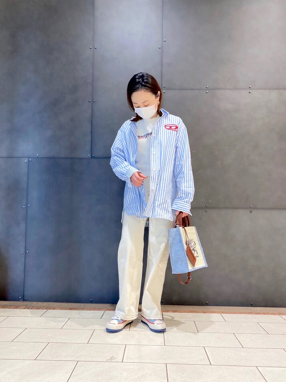 「カジュアルコーデ、オトナカジュアル、2月、Diesel」｜「DIESELのDIESEL SS22 レディース デニム ワイドフレア ホワイトデニム（デニムパンツ、ホワイト系）」を使った、chihoさん（レディース・156cm）の冬コーディネートの1枚目の写真