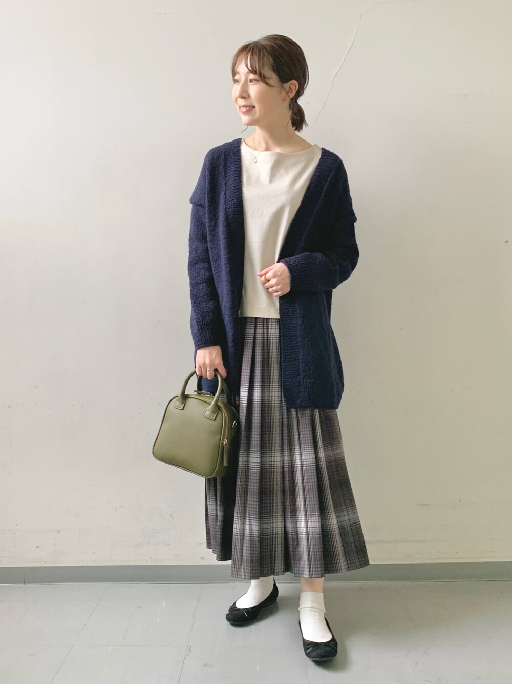 「秋服、大人コーデ、秋冬コーデ、カーディガン、ニット、プリーツスカート、スカート、チェックスカート、チェック、バレエシューズ」｜「URBAN RESEARCH DOORSのコットンタックプルオーバー（Tシャツ/カットソー、パープル系）」を使った、hollyさん（レディース・160cm）の秋コーディネートの1枚目の写真