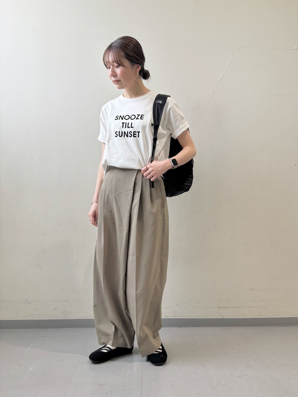 その他のTシャツ/カットソー、ブラック系のバックパック/リュック、ベージュ系のその他パンツを着用したレディースの春コーディネートの1枚目の写真