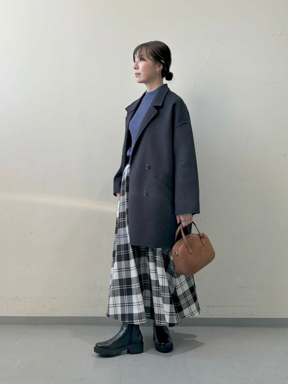 ブルー系のその他アウター、ブラウン系のショルダーバッグ、ブラック系のブーツを着用したレディースの秋コーディネートの1枚目の写真