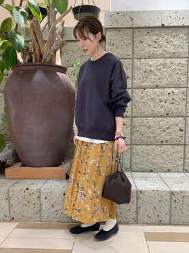 「URBAN RESEARCH DOORS（アーバンリサーチドアーズ）のレーヨン大花柄スカート（スカート）」を使った、hollyさん（レディース・160cm）の秋コーディネート