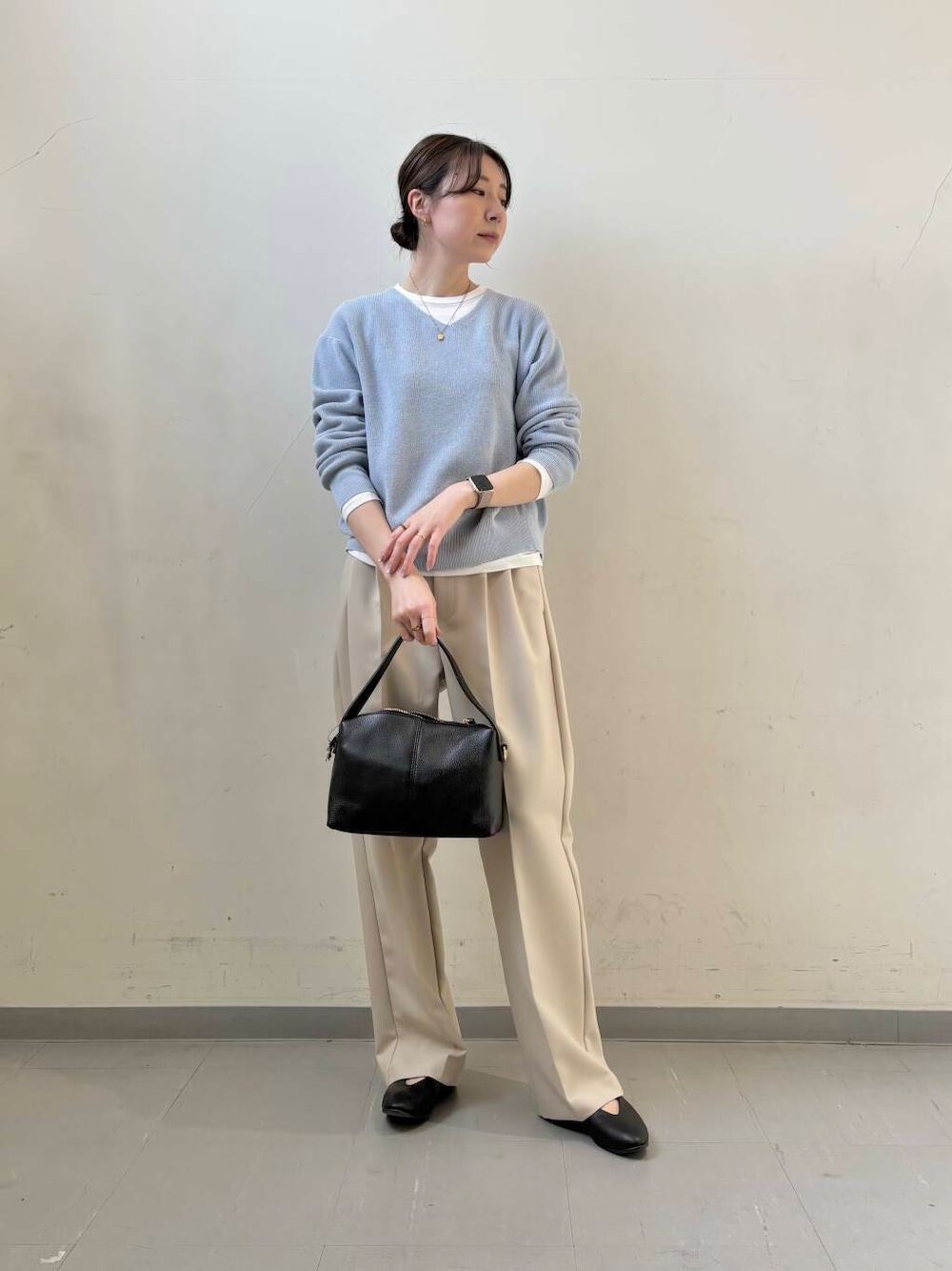 ブラック系のパンプス、ホワイト系のその他パンツ、ホワイト系のTシャツ/カットソーを着用したレディースの冬コーディネートの1枚目の写真