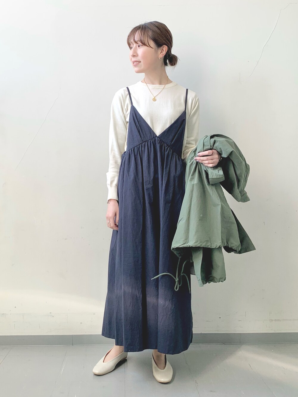 「大人カジュアル、春コーデ、大人かわいい、カジュアルガーリー、キャミワンピ、コインネックレス、キャミワンピース、モッズコート、セットアップ、春ニット、ネイビー、ネイビー×ホワイト、ミリタリージャケット、カーキ、アウター」｜「unfilのアイテム（ワンピース/ドレス、ブルー系）」を使った、hollyさん（レディース・160cm）の春コーディネートの1枚目の写真