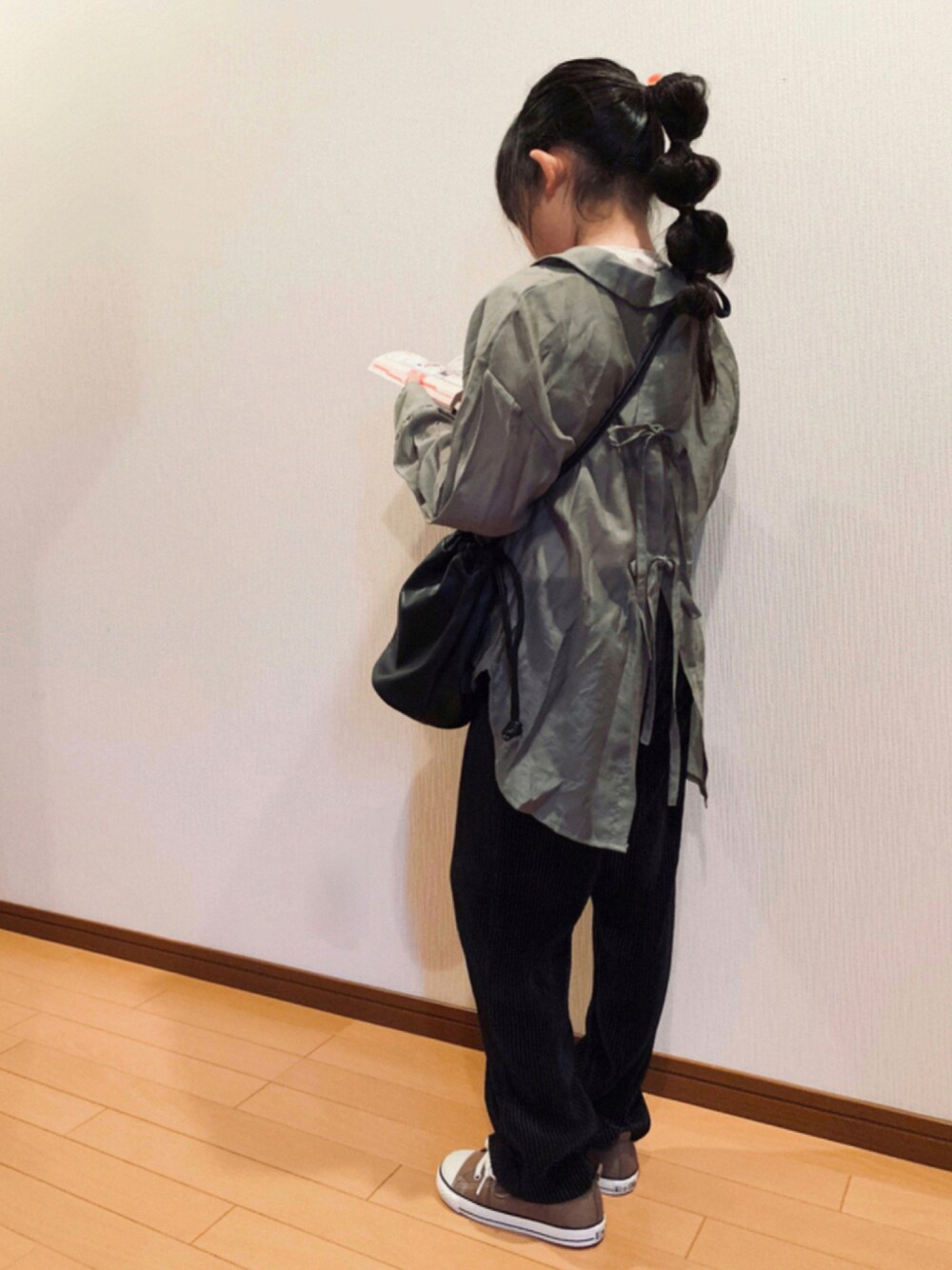 「秋服準備はじめました、休日コーデ、カジュアル、プチプラ、バースデイ、シャツスタイル、シアーシャツ、プリーツパンツ、ショルダーバッグ、スニーカー」｜「Birthdayのアイテム（シャツ/ブラウス、グリーン系）」を使った、pepeさん（キッズ・130cm）の秋コーディネートの1枚目の写真
