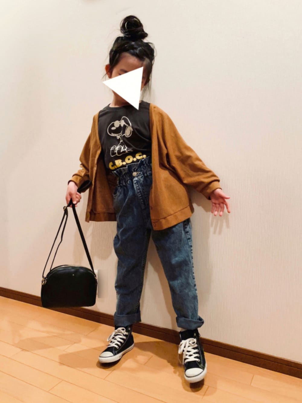 「カーディガン、キャメル、デニムパンツ、タックイン、ハイカットスニーカー、カジュアルコーデ、キャラT、秋コーデ、秋服準備はじめました、だから秋服が好き」｜「URBAN RESEARCH DOORSの【WEB限定】ドルマンカットソーカーディガン(KIDS)（カーディガン/ボレロ、イエロー系）」を使った、pepeさん（キッズ・130cm）の秋コーディネートの1枚目の写真