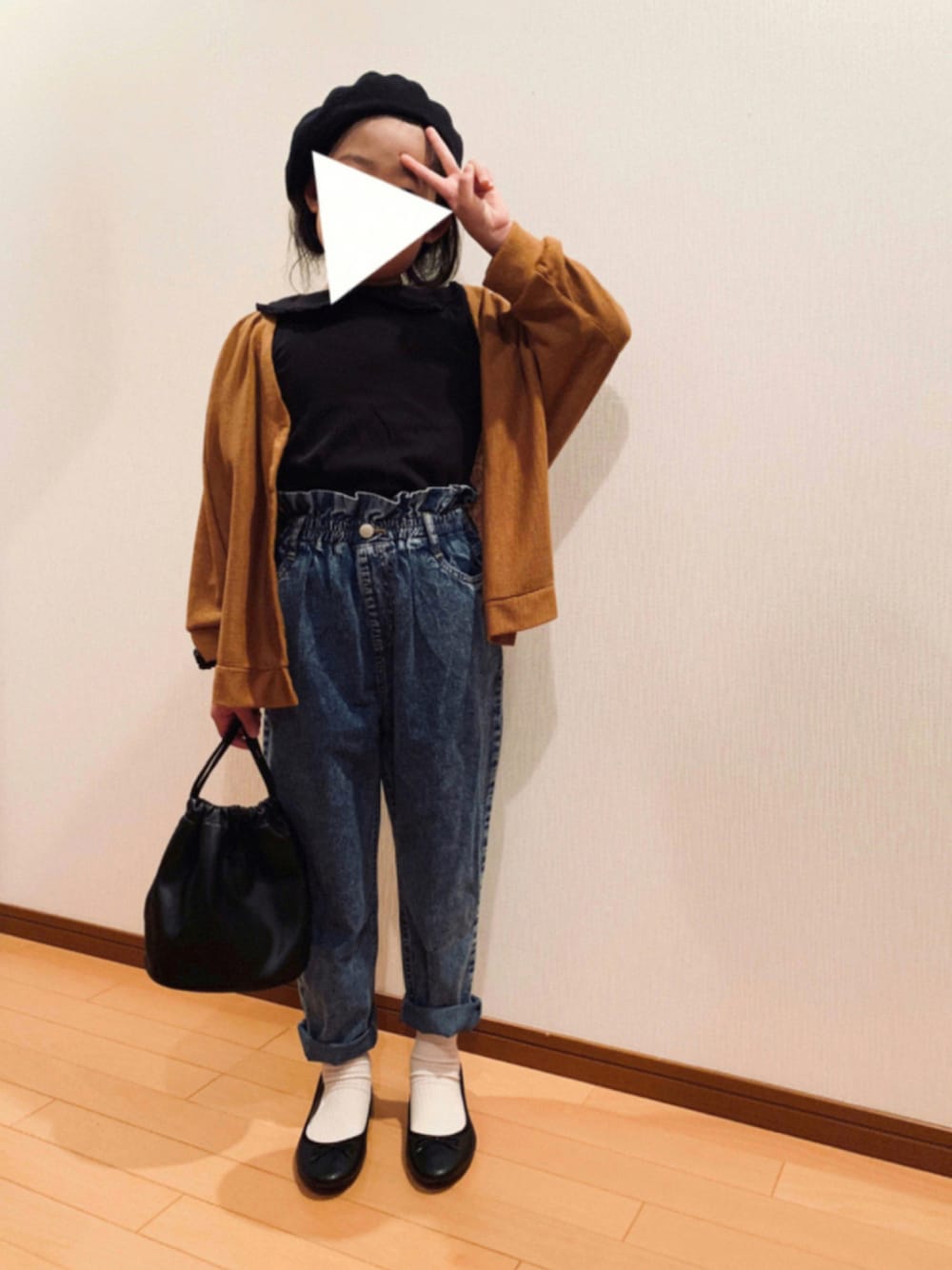 「ベレー帽、レイヤードスタイル、ハイウエスト、デニムパンツ、バレエシューズ、巾着バッグ、カジュアルコーデ、秋コーデ、ビッグカラー、ラブアンドピース2021」｜「URBAN RESEARCH DOORSの【WEB限定】ドルマンカットソーカーディガン(KIDS)（カーディガン/ボレロ、イエロー系）」を使った、pepeさん（キッズ・130cm）の秋コーディネートの1枚目の写真