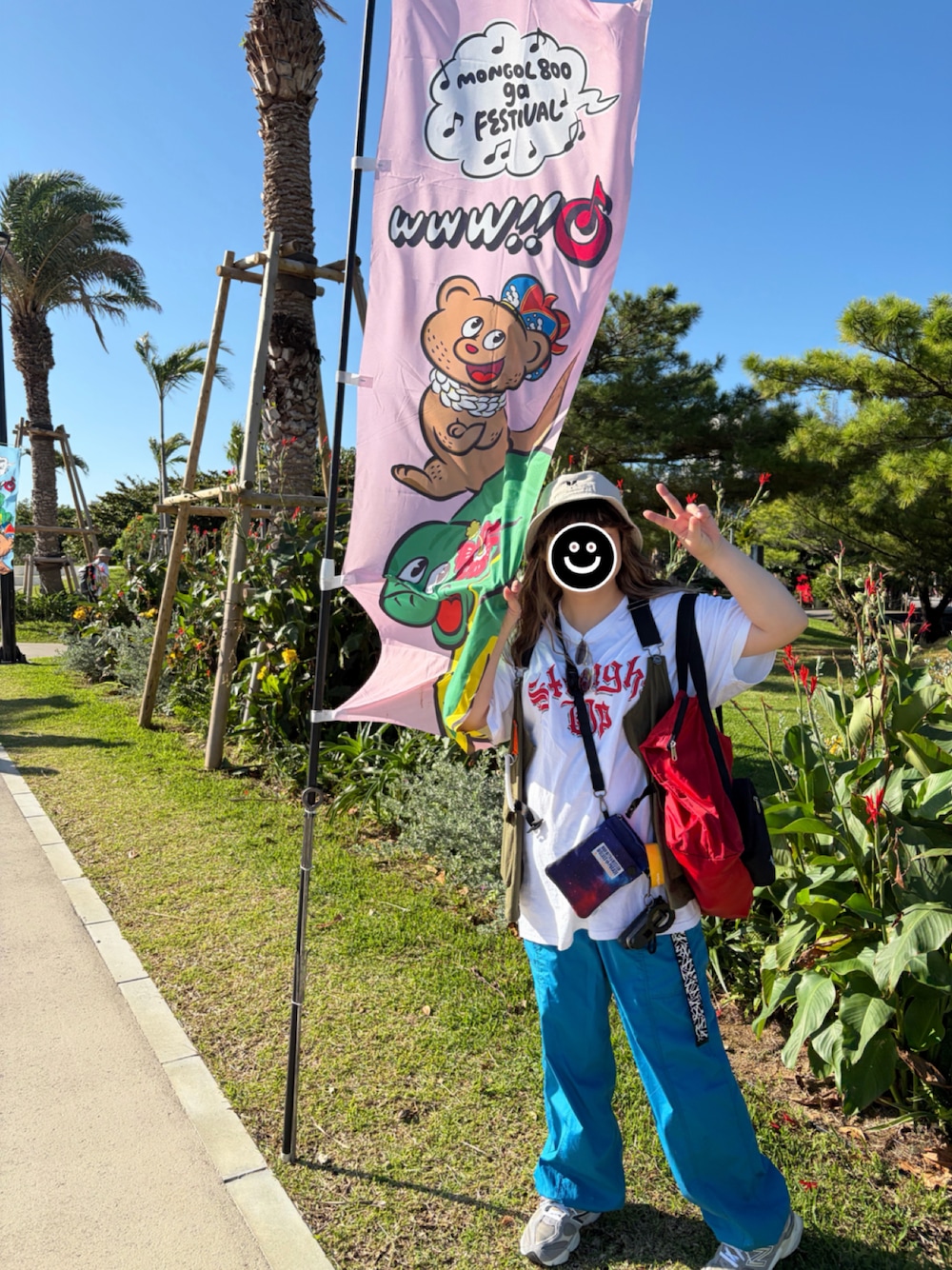 ホワイト系のTシャツ/カットソー、ブルー系のその他パンツ、グリーン系のベストを着用したレディースの秋コーディネートの1枚目の写真