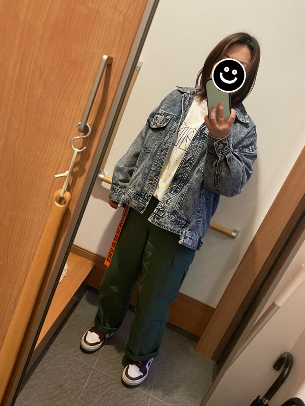 ホワイト系のTシャツ/カットソー、ブルー系のその他アウター、グリーン系のカーゴパンツを着用したレディースの春コーディネートの1枚目の写真