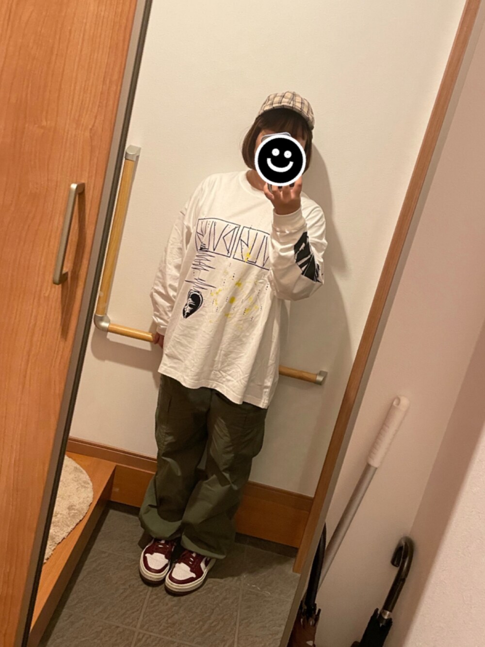 グリーン系のカーゴパンツ、ホワイト系のスニーカー、ホワイト系のTシャツ/カットソーを着用したレディースの秋コーディネートの1枚目の写真