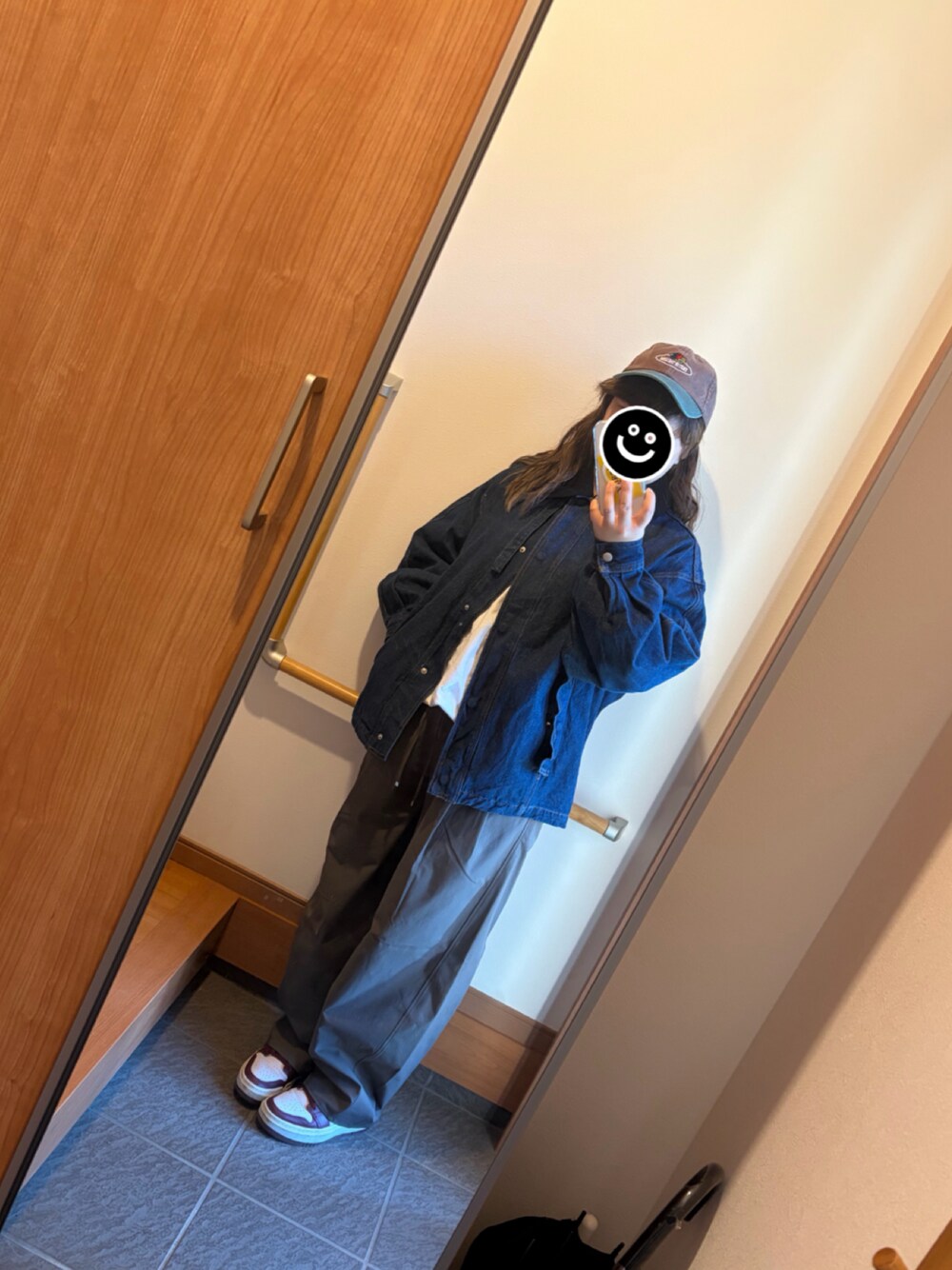 ブルー系のブルゾン、ブラウン系のその他パンツ、ホワイト系のスニーカーを着用したレディースの冬コーディネートの1枚目の写真