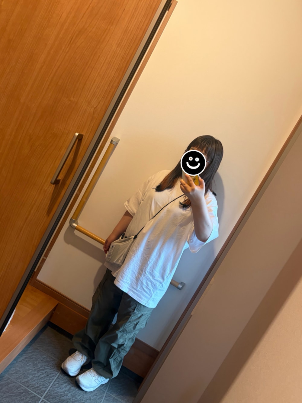ホワイト系のTシャツ/カットソー、グリーン系のカーゴパンツ、ホワイト系のショルダーバッグを着用したレディースの夏コーディネートの1枚目の写真