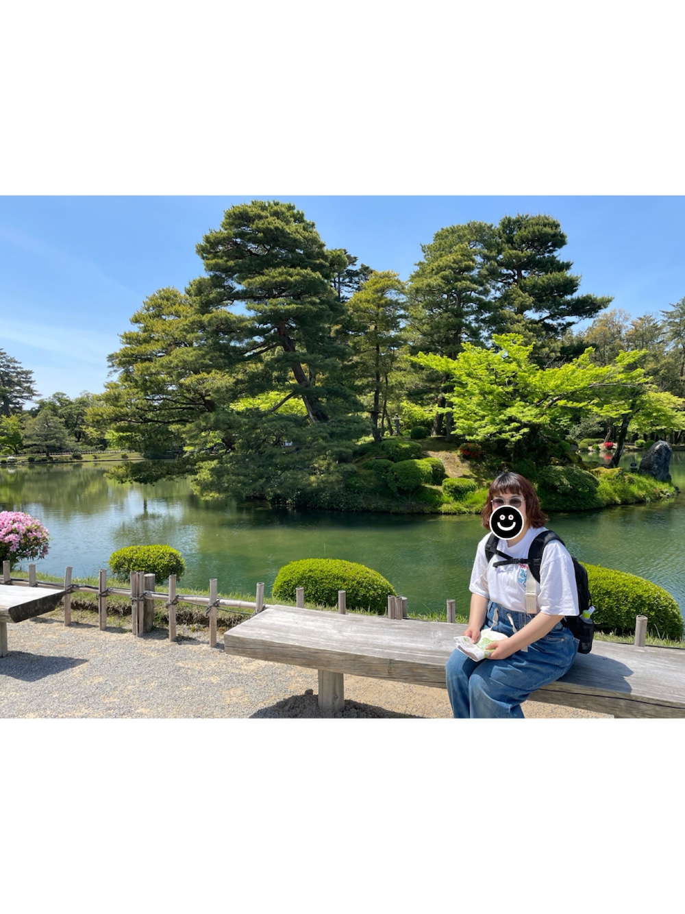 ホワイト系のTシャツ/カットソー、ブルー系のサロペット/オーバーオール、ブラック系のバックパック/リュックを着用したレディースの春コーディネートの1枚目の写真