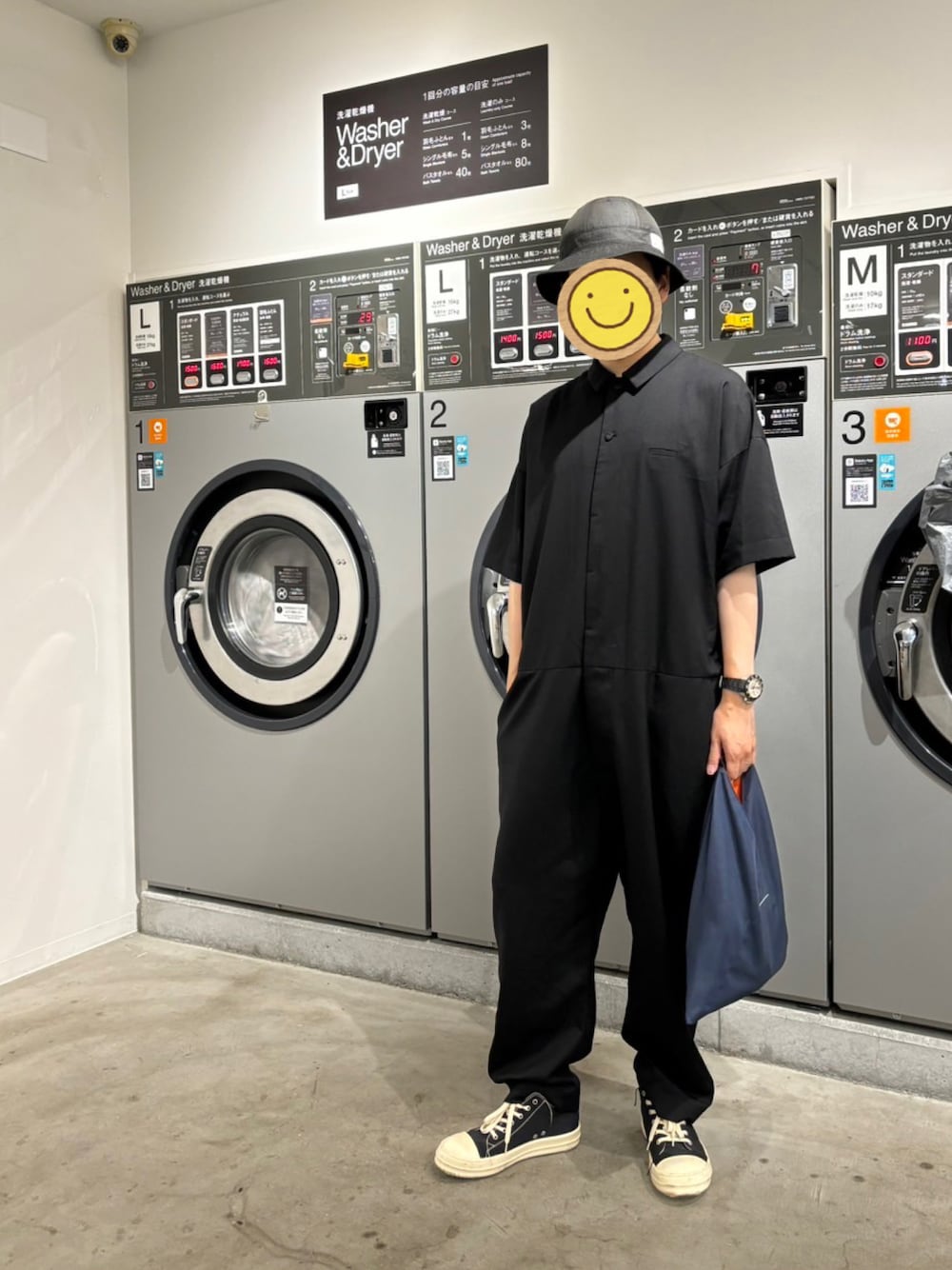 「オールインワン、dulcamara、MM6、MM6 Maison Martin Margiela、drkshdw、スニーカー、ハット」｜「DulcamaraのよそいきSスリーブオールインワン（つなぎ/オールインワン、ブラック系）」を使った、あずきさん（メンズ・177cm）の夏コーディネートの1枚目の写真