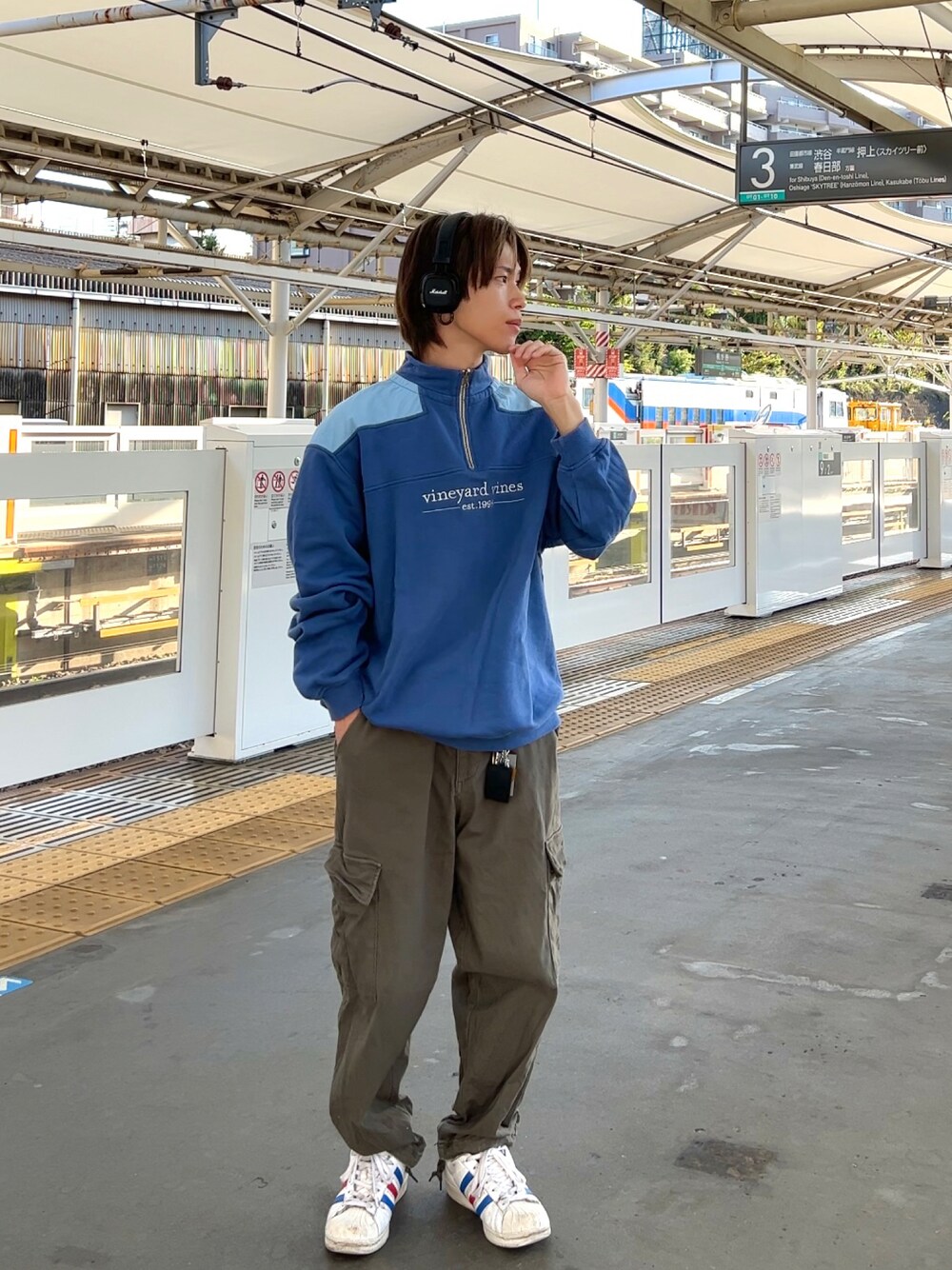 「休日コーデ、秋のコーデ、ハーフジップ、おしゃれさんと繋がりたい、カジュアルコーデ、カーゴパンツ、古着コーデ、古着好きな人と繋がりたい、秋冬コーデ、adidas、element、ヘッドホン、Marshalls、ラフ」｜「adidas Originalsの＜adidas Originals＞ SUPER STAR 82/スニーカー（スニーカー、ホワイト系）」を使った、Guyさん（メンズ・162cm）の秋コーディネートの1枚目の写真