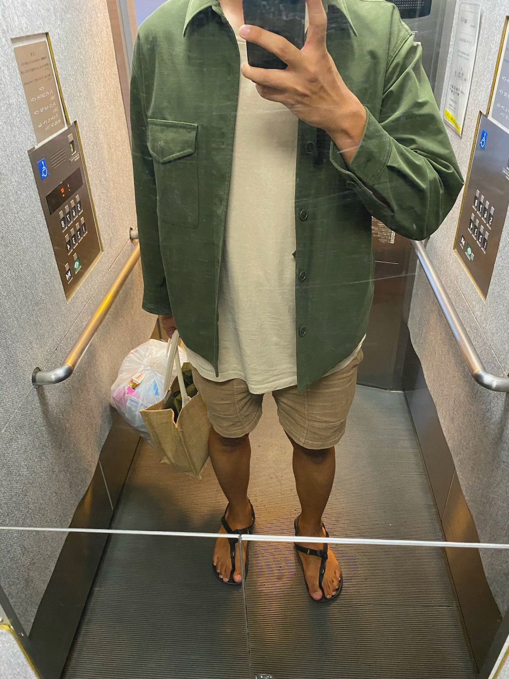 「UNIQLOのアイテム（ジャケット/アウター、グリーン系）」を使った、シンプソンさん（メンズ・177cm）の夏コーディネートの1枚目の写真