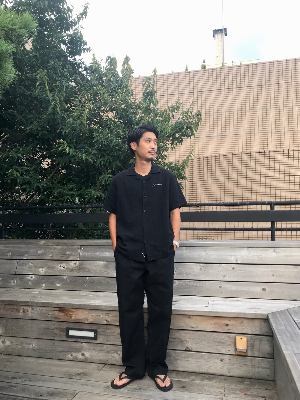 「夏コーデ、オトナカジュアル、ラフ、シンプルコーデ、SATURDAYS NYC、ワイドパンツ、オープンカラーシャツ」｜「Saturdays NYCのアイテム（チノパンツ、ブラック系）」を使った、takahiroさん（メンズ・174cm）の夏コーディネートの1枚目の写真