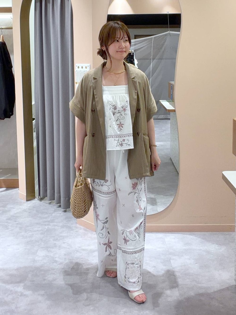 ホワイト系のサンダル、ホワイト系のその他パンツ、ベージュ系のテーラードジャケットを着用したレディースの夏コーディネートの1枚目の写真