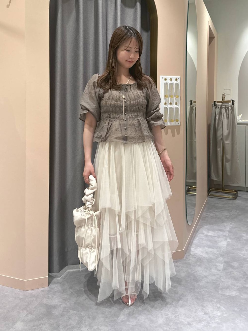 「低身長、ワントーン、フェミニン」｜「mysty womanのシャーリングナイロンBAG 104197（ショルダーバッグ、ホワイト系）」を使った、エリンギさん（レディース・153cm）の春コーディネートの1枚目の写真