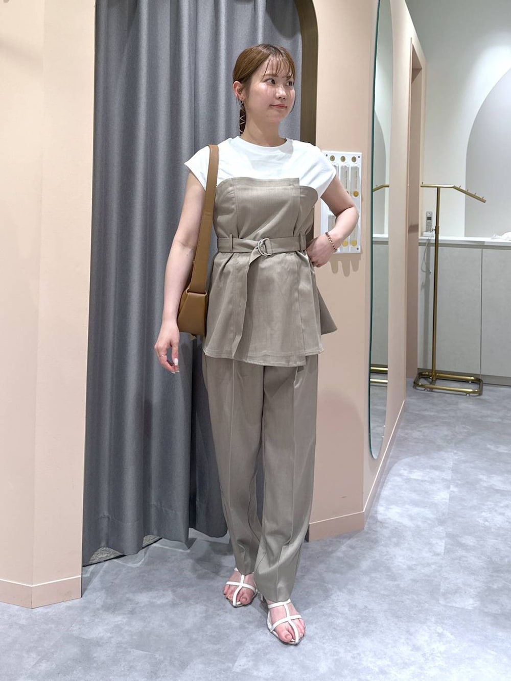 ベージュ系のその他パンツ、ベージュ系のTシャツ/カットソー、ホワイト系のサンダルを着用したレディースの夏コーディネートの1枚目の写真
