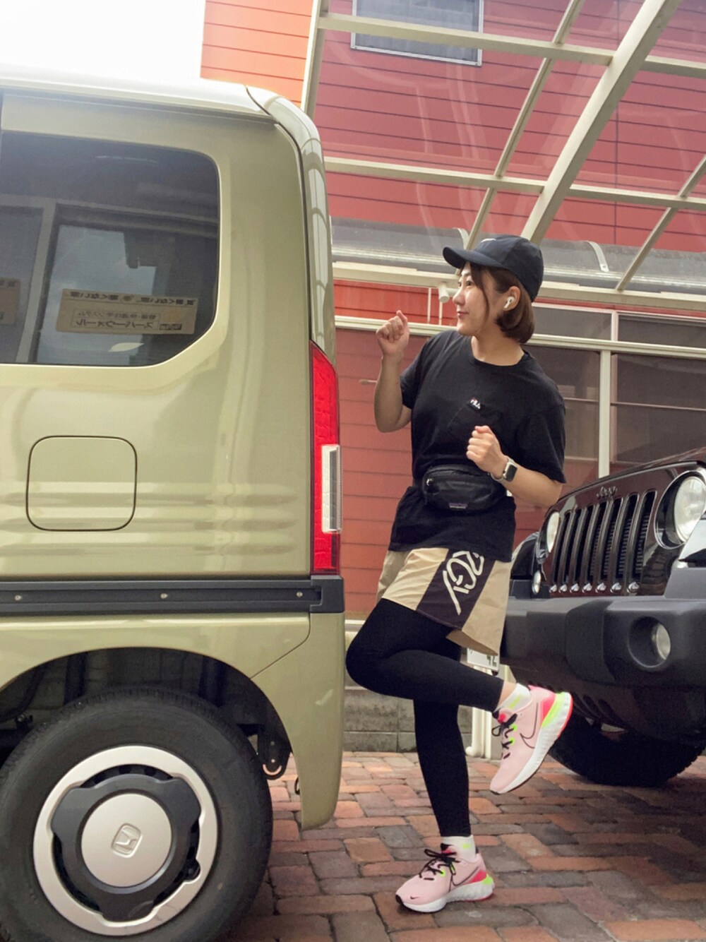 「NIKE、Tシャツ、ナイキ、パタゴニア、ランニング、ランニングシューズ、オトナ女子、NARGY、ジョギング、大人ガーリー、ランニングスタイル」｜「patagoniaのPatagonia / ライトウェイト トラベル ヒップパック▲（ボディバッグ/ウエストポーチ、ブラック系）」を使った、あずいも☻さん（レディース・159cm）の秋コーディネートの1枚目の写真