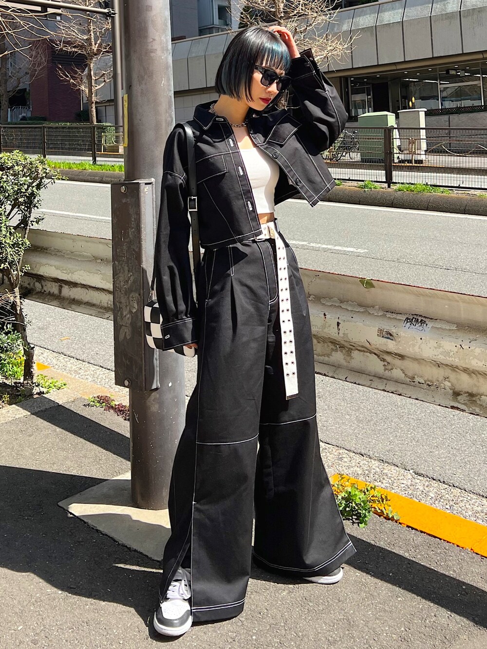 ブラック系のシャツ/ブラウス、ブラック系のキャミソール、ブラック系のパンツを着用したレディースの春コーディネートの1枚目の写真