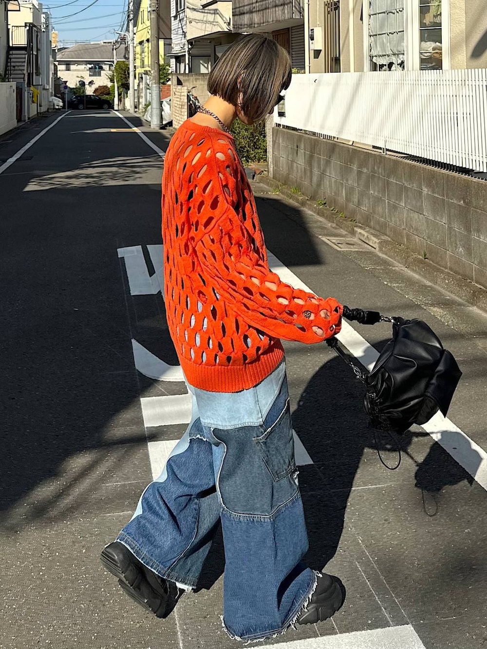 「モード、ストリート、着痩せ・細見え、骨格ウェーブ_PAGEBOY、ブルベ冬_PAGEBOY、フレッシュ_PAGEBOY」｜「PAGEBOYのサークルメッシュプルオーバー（ニット/セーター、オレンジ系）」を使った、Hinechiさん（レディース・158cm）の冬コーディネートの1枚目の写真