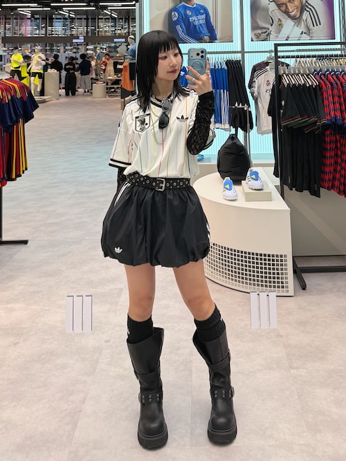 「adidas（アディダス）のサッカー日本代表 2026 アウェイ レプリカ ユニフォーム / ジャージ / アディダス adidas（Tシャツ/カットソー）」を使った、Hinechiさん（レディース・160cm）の春コーディネート