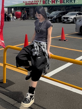 「EMODA（エモダ）のエンブレムハートパッチTシャツ（Tシャツ/カットソー、ブラック系）」を使った、Hinechiさん（レディース・160cm）の春コーディネート