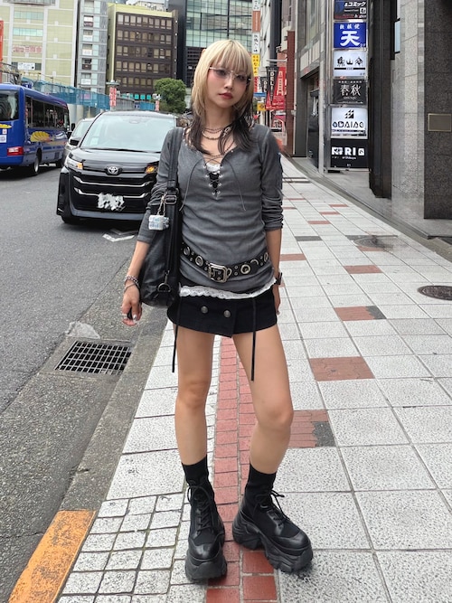 「WHO'S WHO gallery(フーズフーギャラリー)の【26AW LOOK掲載品番】シアーリブガーターキャミ(キャミソール)」を使った、Hinechiさん(レディース・160cm)の秋コーディネート