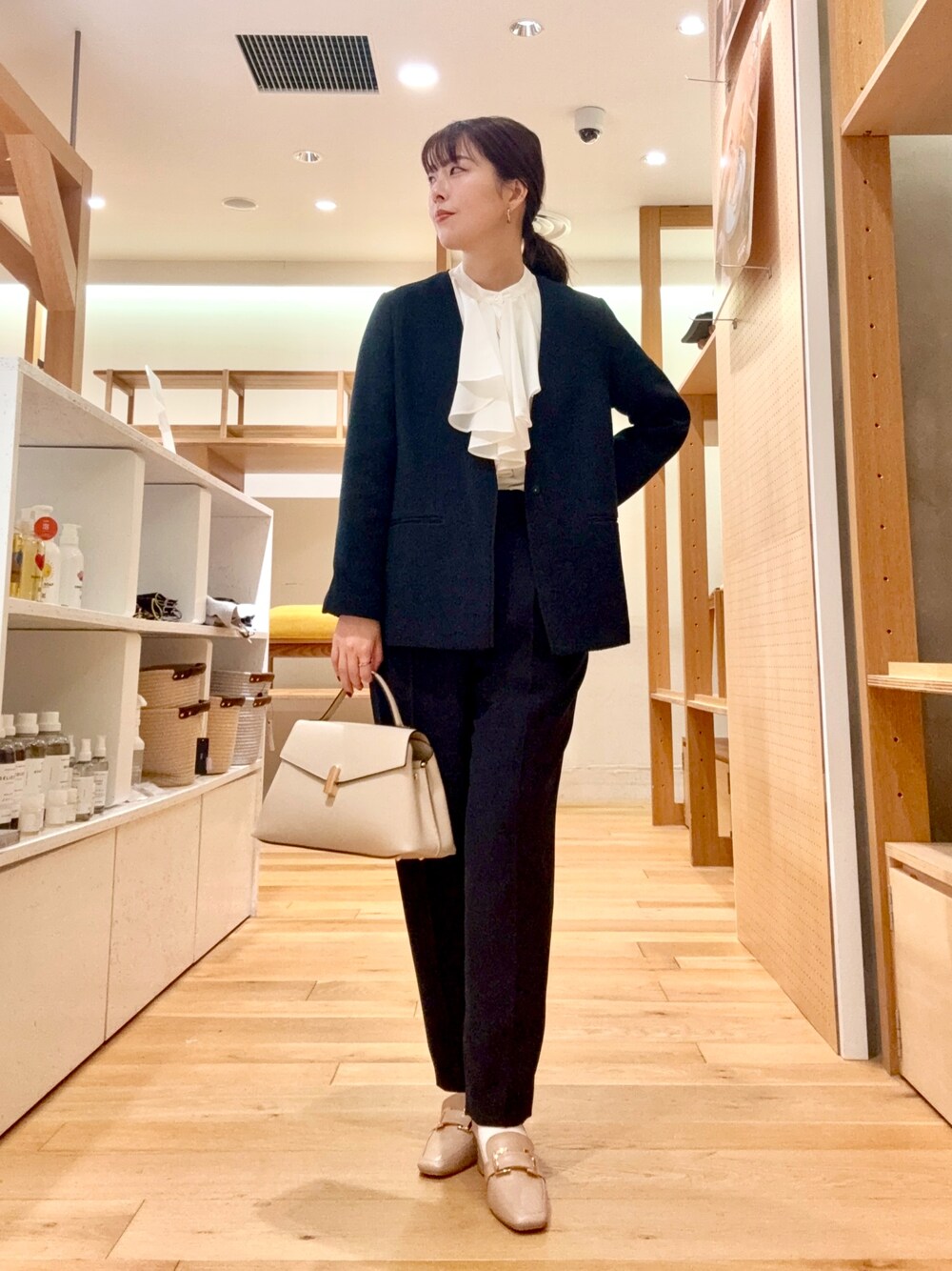 ブルー系のスーツジャケット、ホワイト系のシャツ/ブラウス、ブルー系のその他パンツを着用したレディースの冬コーディネートの1枚目の写真