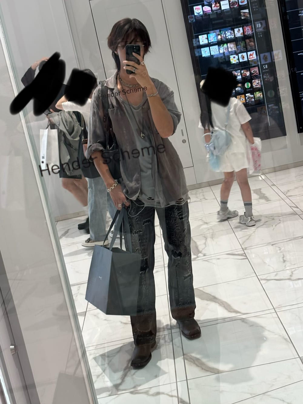 ブラック系のデニムパンツ、グレー系のタンクトップ、グレー系のシャツ/ブラウスを着用したメンズの秋コーディネートの1枚目の写真