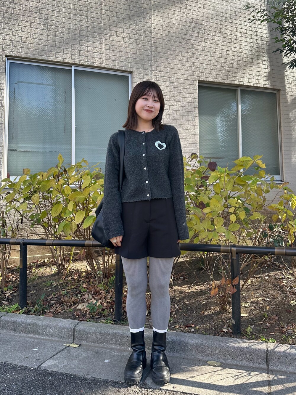 「冬のコーデ、シンプルスタイル、休日スタイル、今日のコーデ、おでかけコーデ、パンツスタイル、低身長女子、ワントーンコーデ、韓国ファッション、グレー、グレーコーデ、グレーニット、グレータイツ、ニット、カーディガン」｜「mysticの【レイヤードスタイルも◎】PARIS刺繍カーディガン（カーディガン/ボレロ、グレー系）」を使った、hiyoriさん（レディース・156cm）の冬コーディネートの1枚目の写真