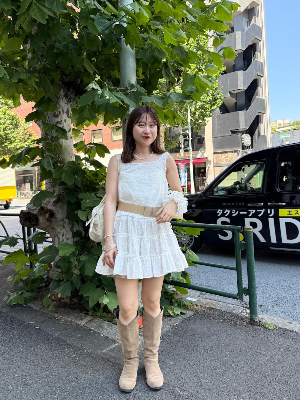 「レイヤードスタイル、夏コーデ、韓国ファッション、淡色コーデ、ミニスカート、ショートパンツ、ショルダーバッグ、ノースリーブ、お出かけコーデ、トートバッグ、ワンピース、ワントーンコーデ、カジュアルガーリー、ミスティック(mystic)、チュニック」｜「mysticのティアードキャミチュニック（ワンピース、ホワイト系）」を使った、hiyoriさん（骨格ナチュラル・レディース・156cm）の夏コーディネートの1枚目の写真