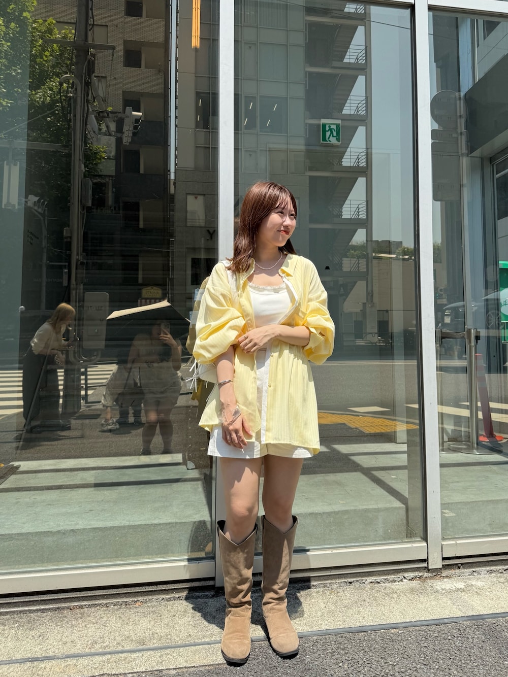 「柄シャツ、レイヤードスタイル、夏コーデ、韓国ファッション、ショートパンツ、シャツスタイル、ショルダーバッグ、お出かけコーデ、休日スタイル、キレイめカジュアル、今日のコーデ、ミスティック(mystic)、イエロー、イエローコーデ、キャミソール」｜「mysticの[森川企画]レイヤードストライプドロストシャツ（シャツ/ブラウス、イエロー系）」を使った、hiyoriさん（骨格ナチュラル・レディース・156cm）の夏コーディネートの1枚目の写真