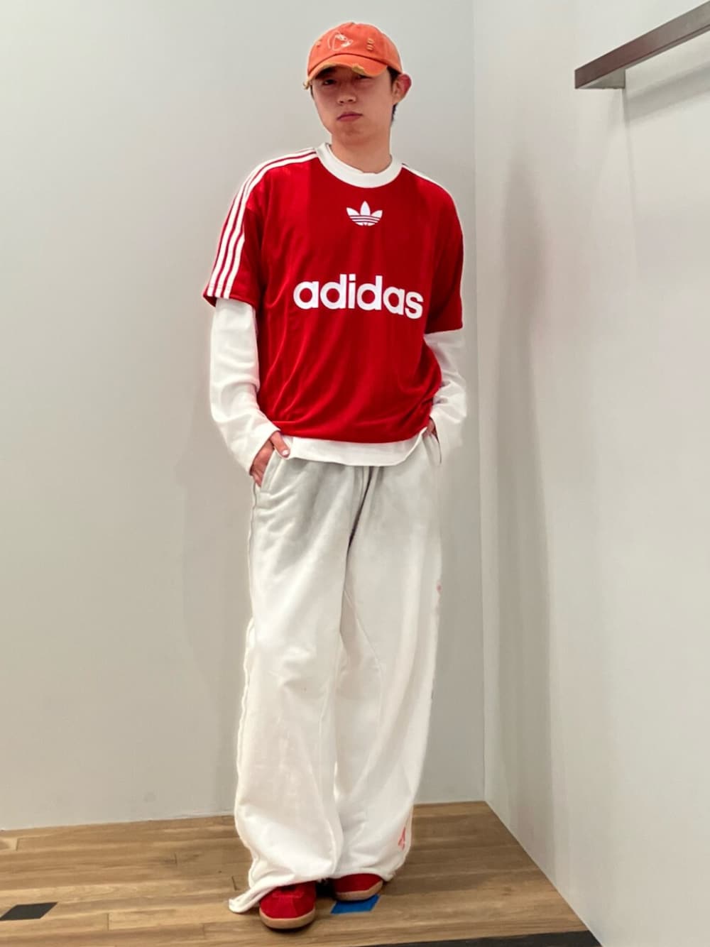 「adidas、adidas originals、アディダス、アディダスオリジナルス、Tシャツ、ユニフォーム、スニーカー、タバコ」｜「adidasのアディカラー 半袖Tシャツ / アディダスオリジナルス adidas Originals（Tシャツ/カットソー、レッド系）」を使った、HZさん（メンズ・168cm）の春コーディネートの1枚目の写真