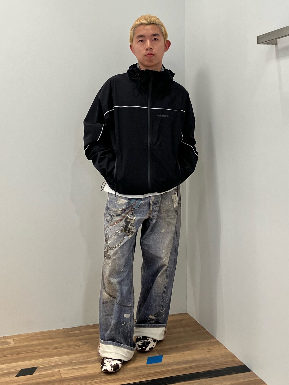 「ジャケット、アウター、マウンテンパーカー、adidas、アディダス、adidas originals、アディダスオリジナルス、シェルジャケット、フーディー、レインシェル」｜「adidasのプレミア レインシェル / アディダスオリジナルス adidas Originals（マウンテンパーカー、ブラック系）」を使った、HZさん（メンズ・165cm）の冬コーディネートの1枚目の写真