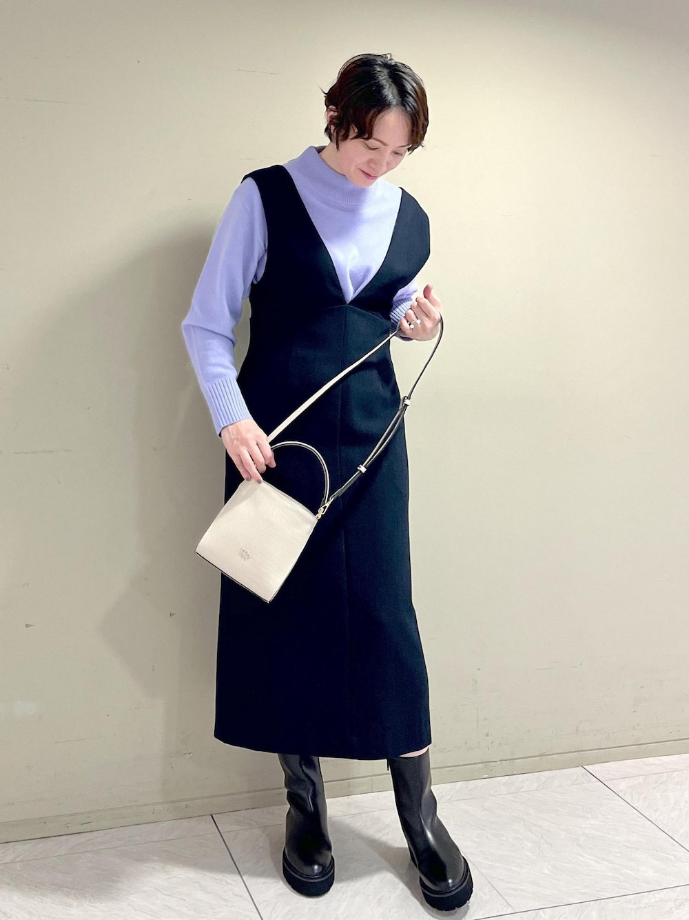 「カシミア混、ショルダーバッグ、ニット、ネイビー、ジャンパースカート、ブーツ、ショートブーツ、Knit 2023、ROPÉ、きれいめカジュアル、お出かけ、大人カジュアル、骨格ナチュラル、イエベ、きれいめ」｜「ROPE'の【着丈が選べる】ツイード調ジャンパースカート（ジャンパースカート、ブルー系）」を使った、MASさん（レディース・164cm）の秋コーディネートの1枚目の写真